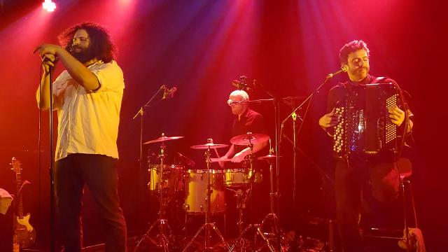 The Summer Rebellion >> On the ground between us (Live en trio au Château Rouge)